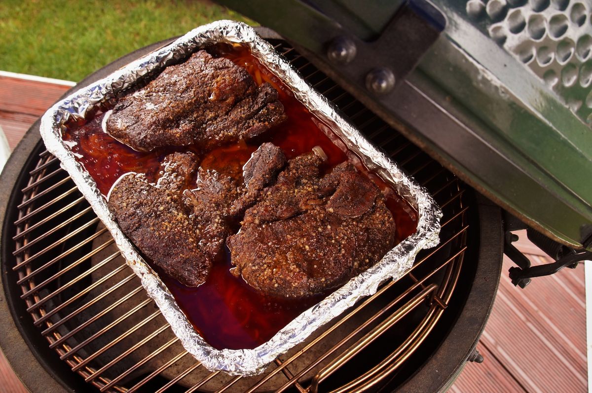 šťavnaté maso připravené na zahradním grilu big green egg